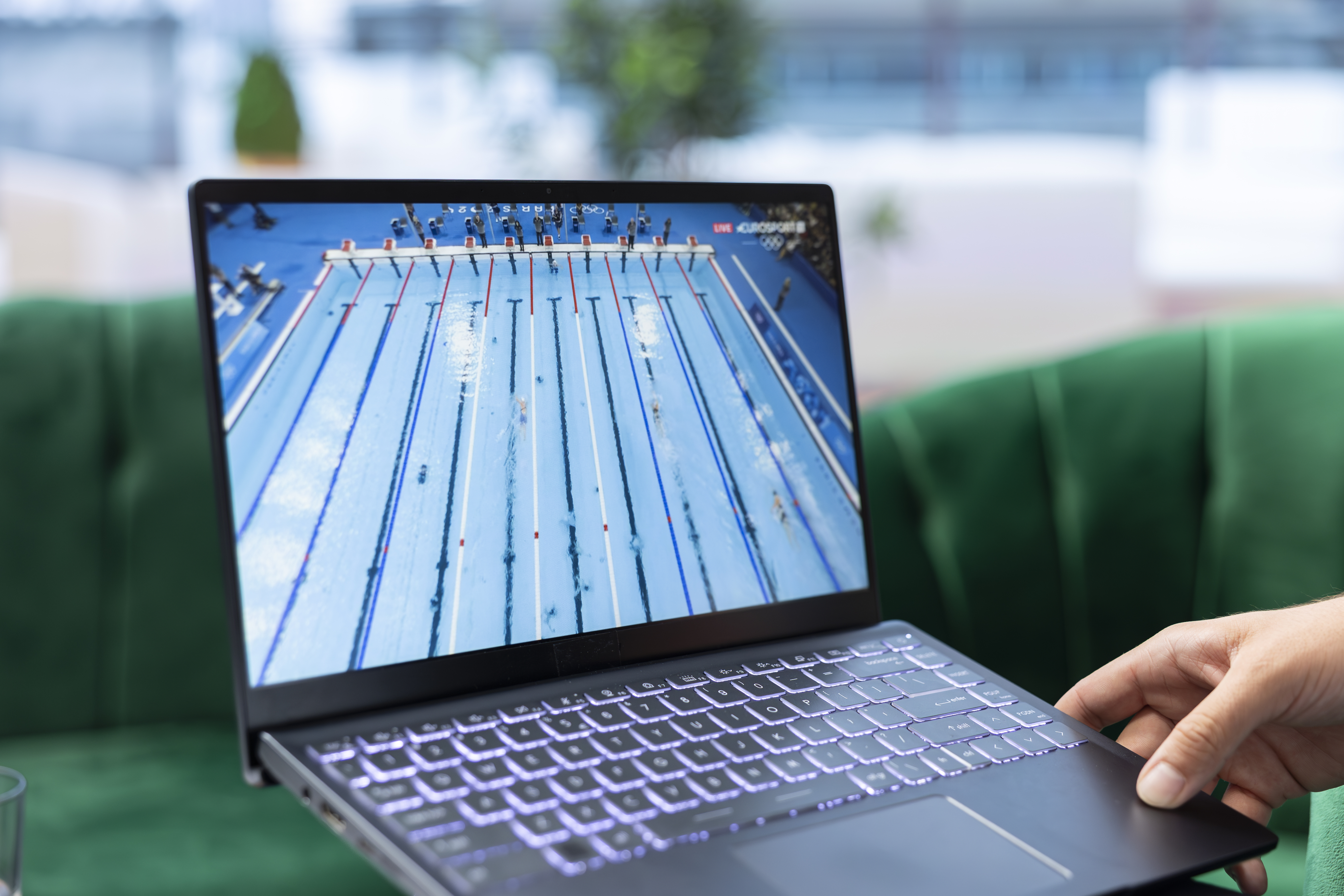 Laptop Pro 15.6 - Vista frontal con pantalla FHD